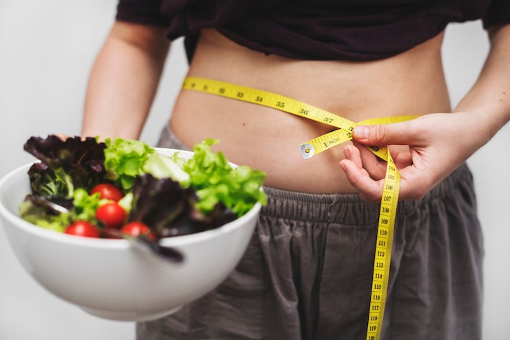 woman-measuring-her-tummy-weight woman-measuring-her-tummy-weight