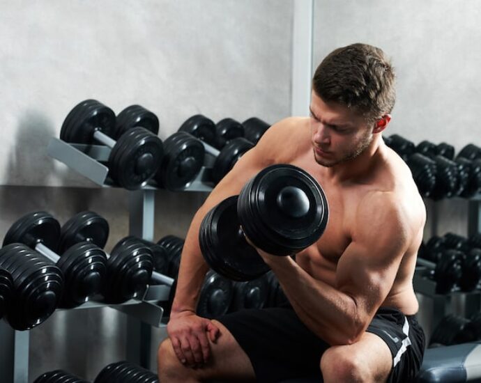 handsome-young-athlete-working-out-gym_7502-5023